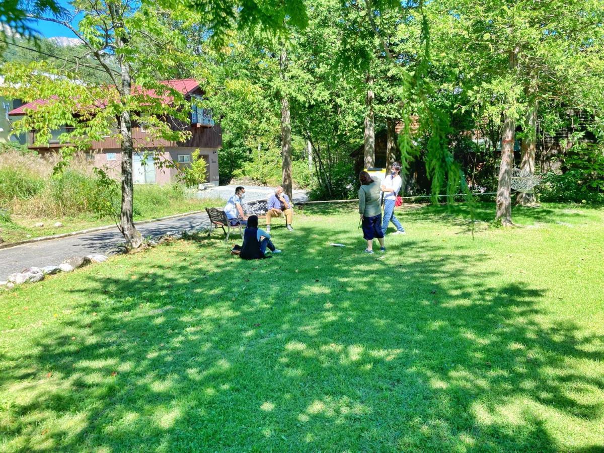 Nomad Hakuba Bed & Breakfast Екстериор снимка